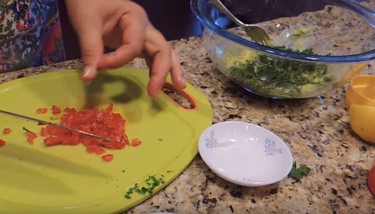 Leikkaa tomaatin lihainen osa pieneksi kuutioksi.