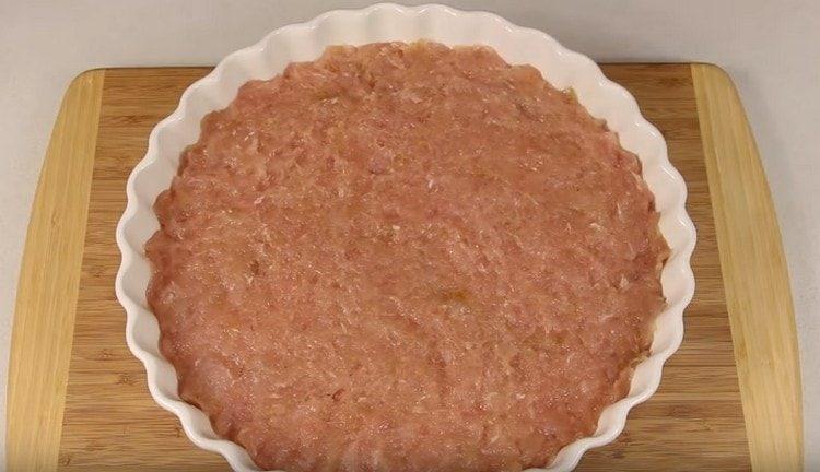 A darált húsból a sütött edényben készítjük a rakott anyagot.