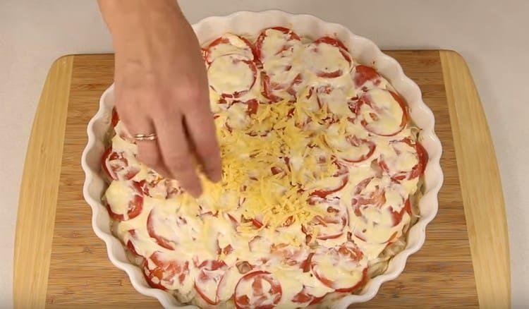 Πασπαλίστε με το μισό-προετοιμασμένο τυρί πιάτο τριμμένο.