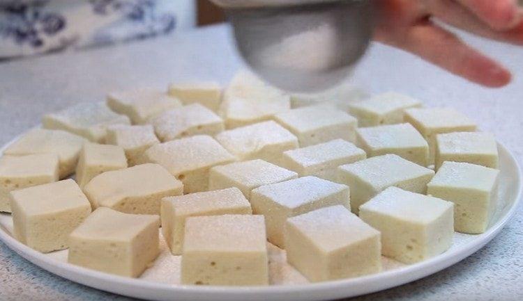 Tällainen sokeriton vaahtokarkki voidaan ripotella haluttaessa jauhesokerilla.
