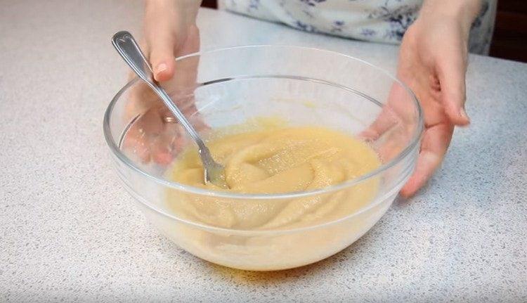 Mischen Sie die Kartoffelpüree mit der zweiten Hälfte der Gelatine und lassen Sie es quellen.