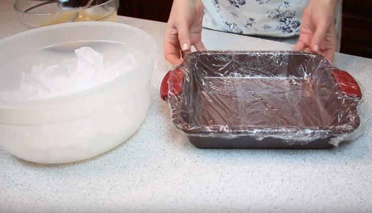 Copriamo il modulo per marshmallow con pellicola trasparente.