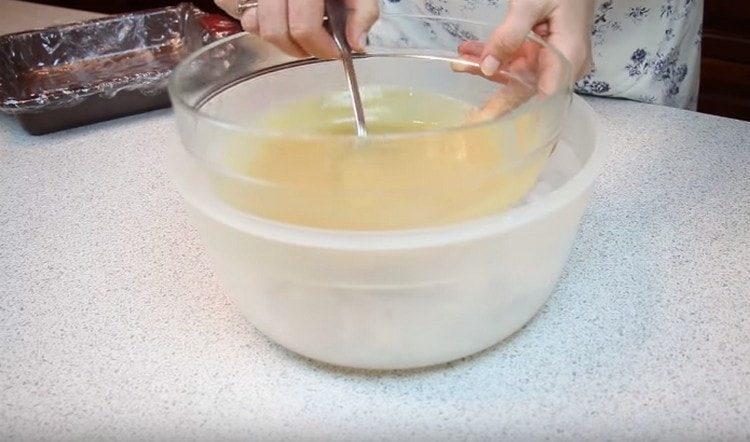 Mettiamo una ciotola con salsa di mele in un bagno di ghiaccio.