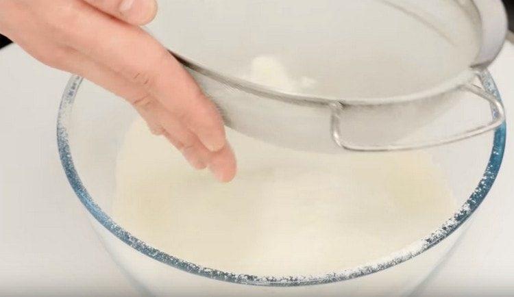 За да омесите тестото, пресейте брашното в купа.