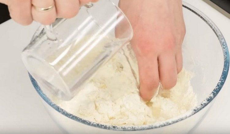 Ajouter de l'eau à la farine.