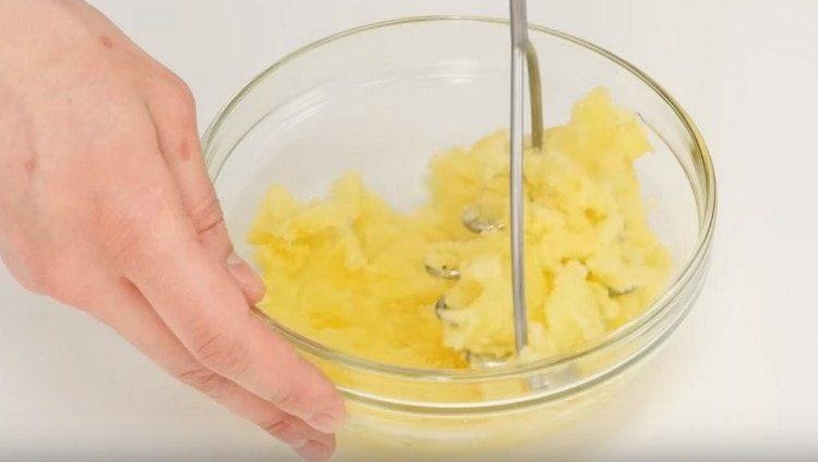 Uvařené brambory rozmačkejte.