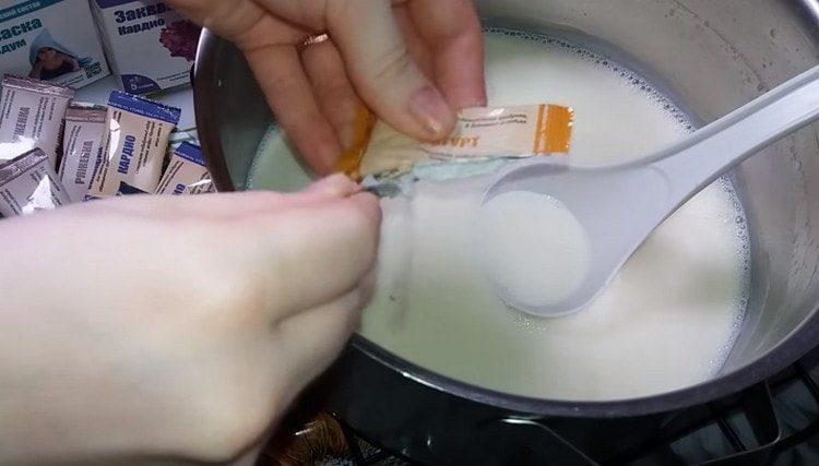 Versare la pasta madre nel latte.