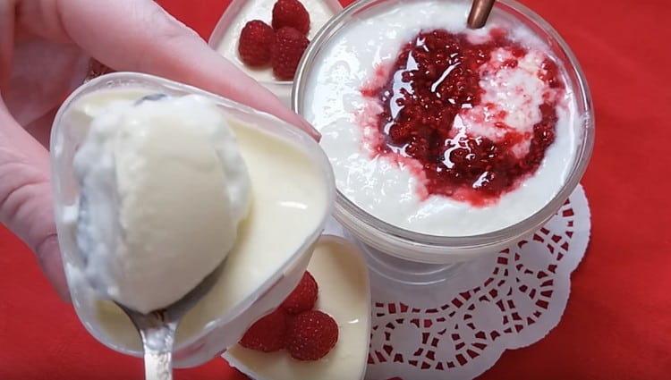 Domácí jogurt lze jíst s ovocem, ovocem, marmeládou.