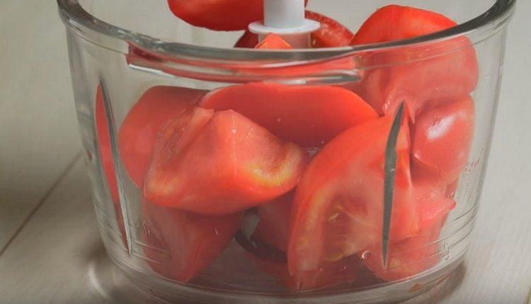 ضعي شرائح الطماطم في وعاء الخلاط.