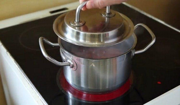 Μαγειρέψτε τα λουκάνικα για 5 λεπτά.