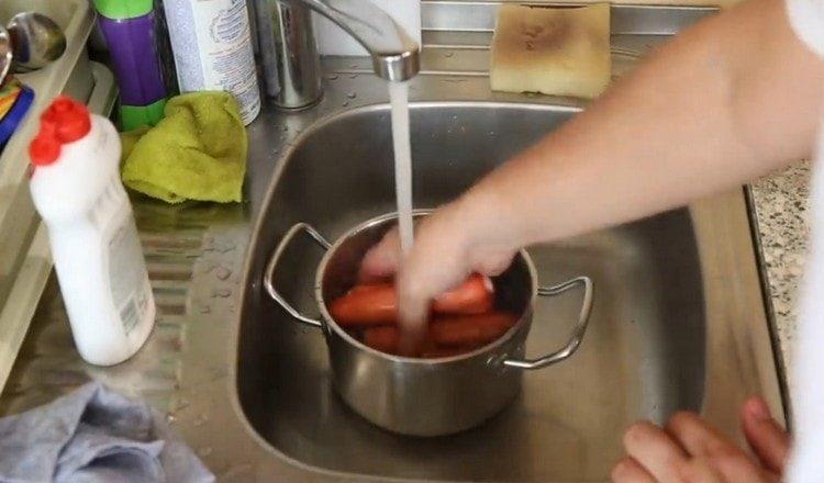 Измиваме колбасите със студена вода.