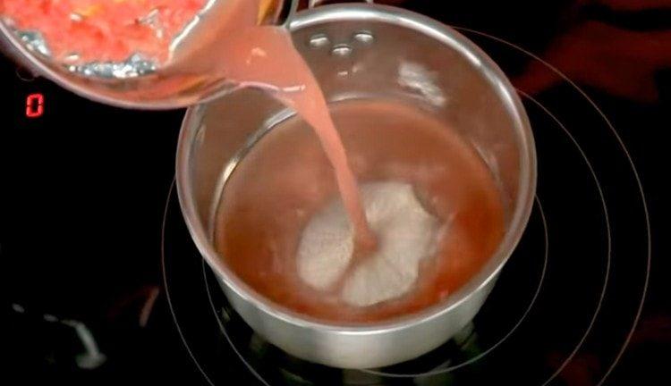 Drücken Sie den Saft aus der Grapefruit und gießen Sie ihn in die Pfanne.