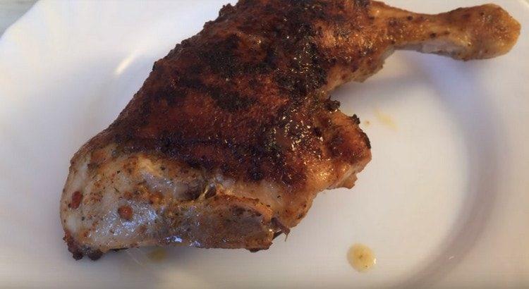 Τώρα ξέρετε πώς να τηγανίζετε τα πόδια κοτόπουλου σε ένα τηγάνι για να τα κάνετε νόστιμα και αρωματικά.
