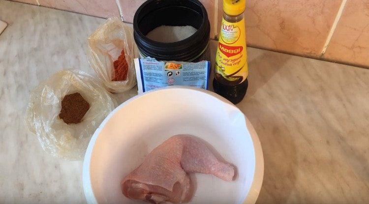 Lavare la coscia di pollo.