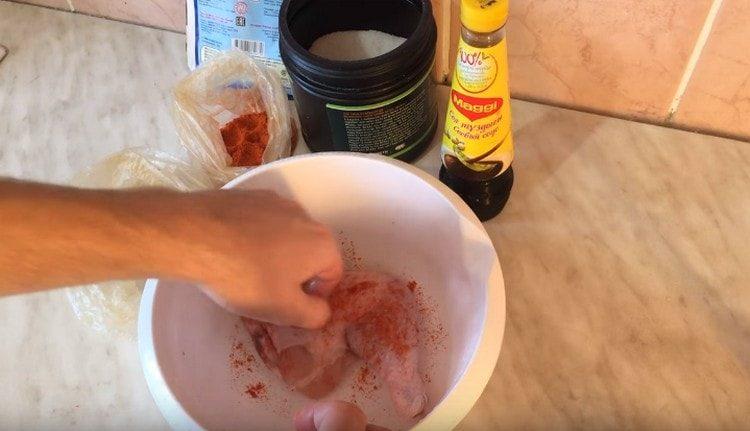 Pabarstykite vištieną malta paprika.