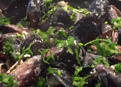 كيفية طبخ بلح البحر في قذائف في صلصة الثوم دسم