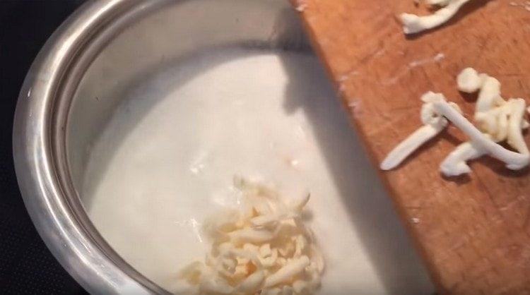 Sūrį supilkite į verdantį grietinėlę.