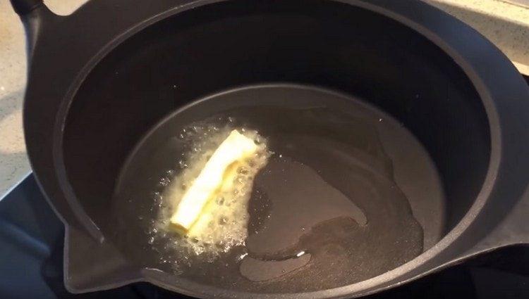 V stewpan, rozpustit máslo, přidejte také rostlinný olej.