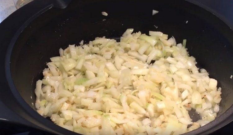 Soffriggere leggermente le cipolle e l'aglio.