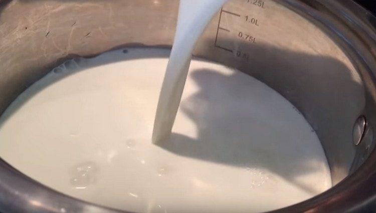 Öntsük a tejszínt egy serpenyőbe, és forraljuk fel.