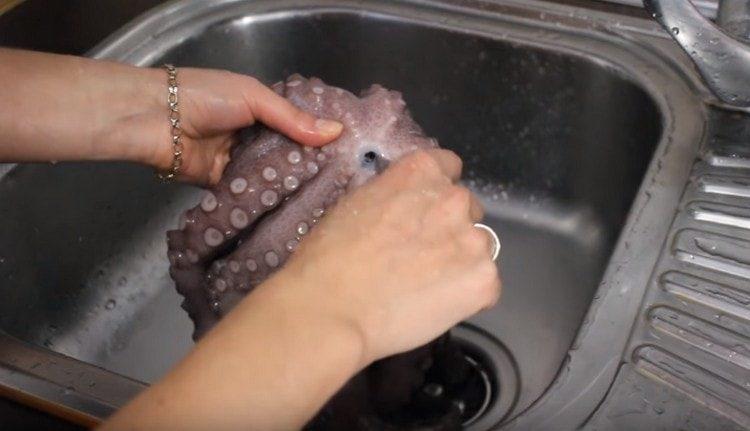 Изваждаме клюна от октопода, внимателно измиваме морските дарове.
