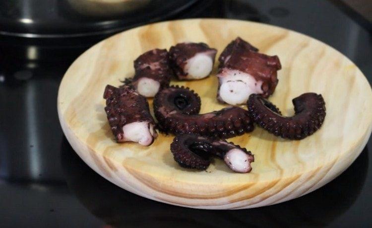 Ngayon alam mo kung paano magluto ng octopus sa bahay.