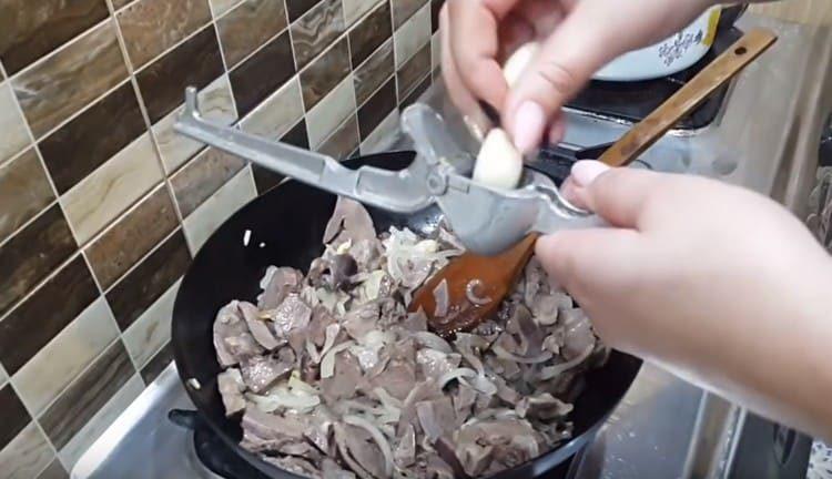 Spremi l'aglio ai cuori con le cipolle.