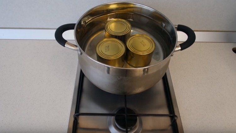 Напълнете бурканите в тавата с вода и поставете да се готви.
