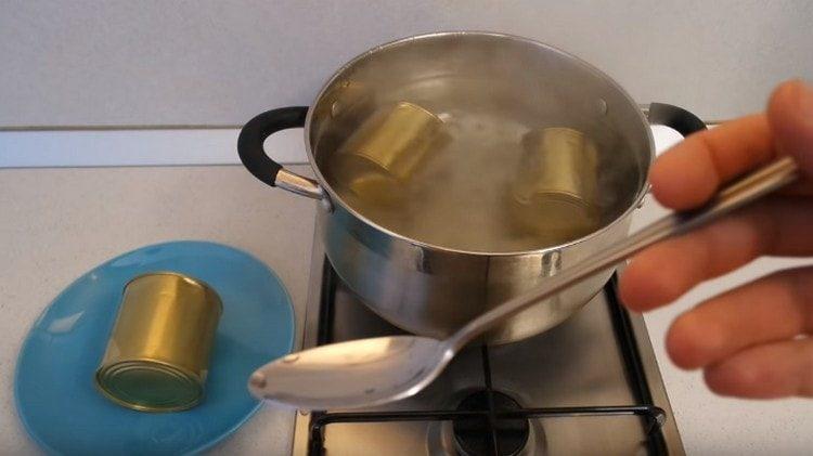 Egy órás főzés után kihúzzunk egy edényt a serpenyőből.