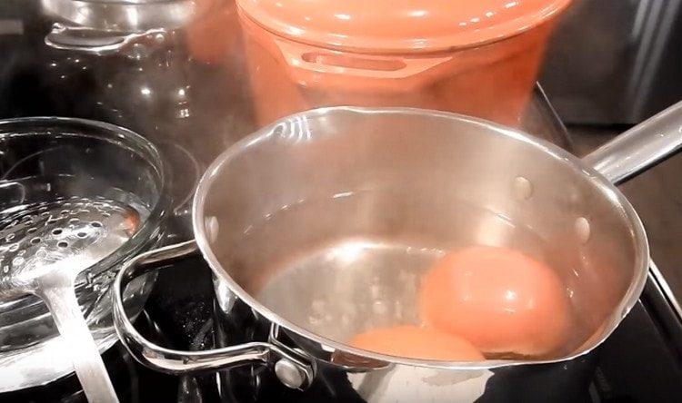 Panardinkite pomidorus į verdantį vandenį.