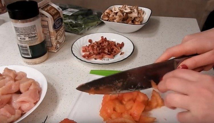 Kuori tomaatit ja leikkaa kuutioiksi.