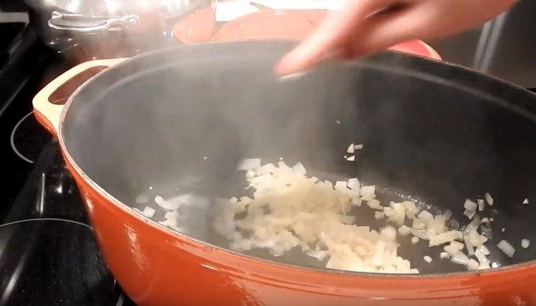 Per prima cosa, friggi le cipolle e l'aglio.