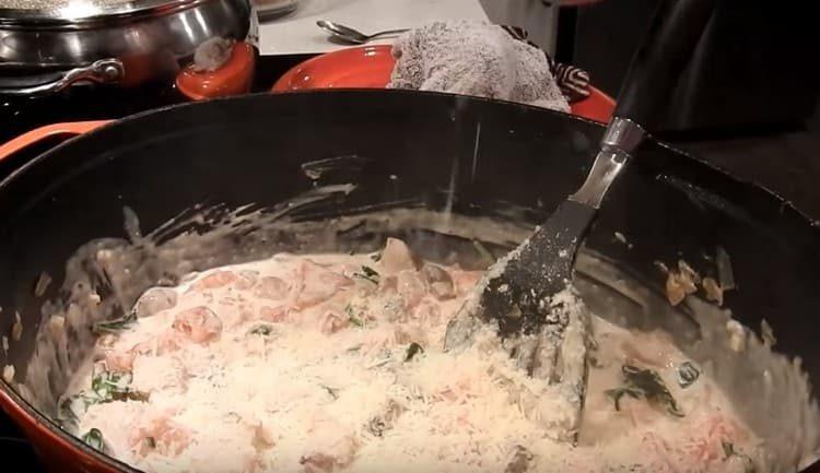 Aggiungi il parmigiano grattugiato a una salsa quasi pronta.