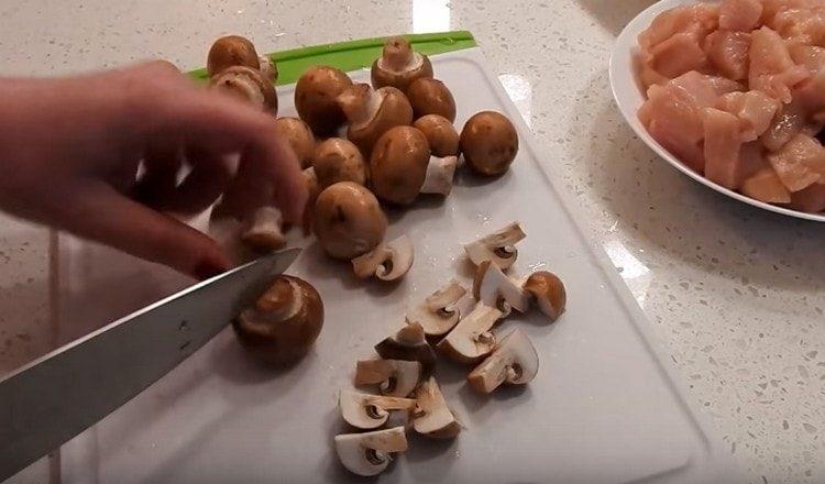 Leikkaa sienet.