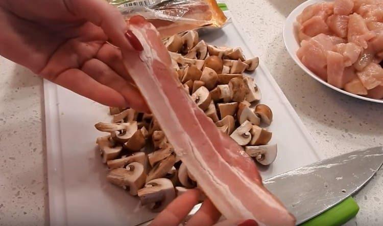 Nakrájejte slaninu na tenké plátky.