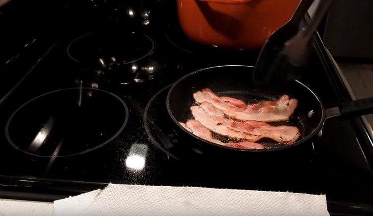 Smažte slaninu na panvici, až kým nie je zlatohnedá.
