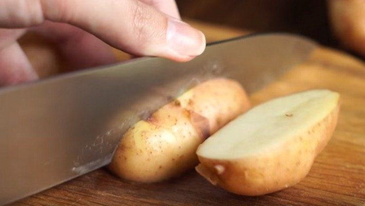 Umyjte si brambory a nakrájejte je na čtvrtiny.