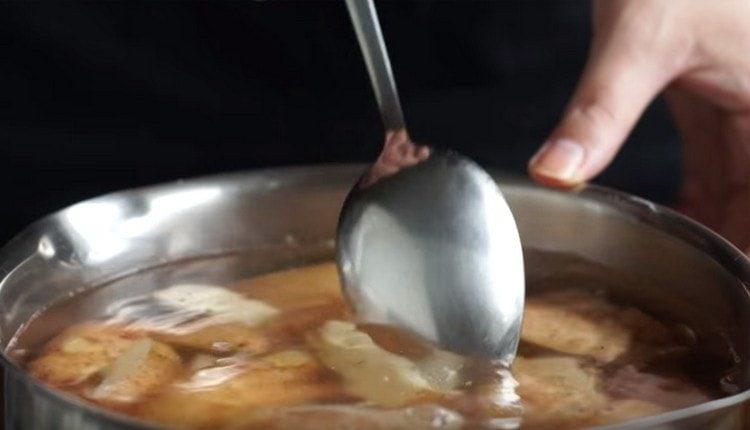 Bollire le patate fino a quando saranno teneri.