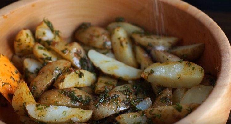 Mescolare le patate bollite con il condimento.