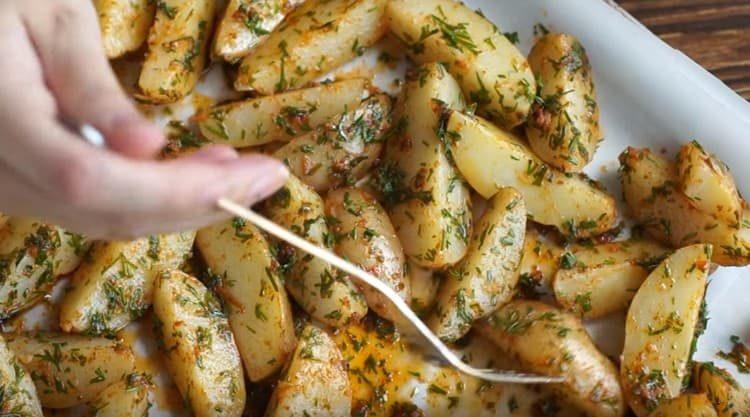 Βάλτε τις πατάτες σε ένα φύλλο ψησίματος και βάλτε το στο φούρνο.