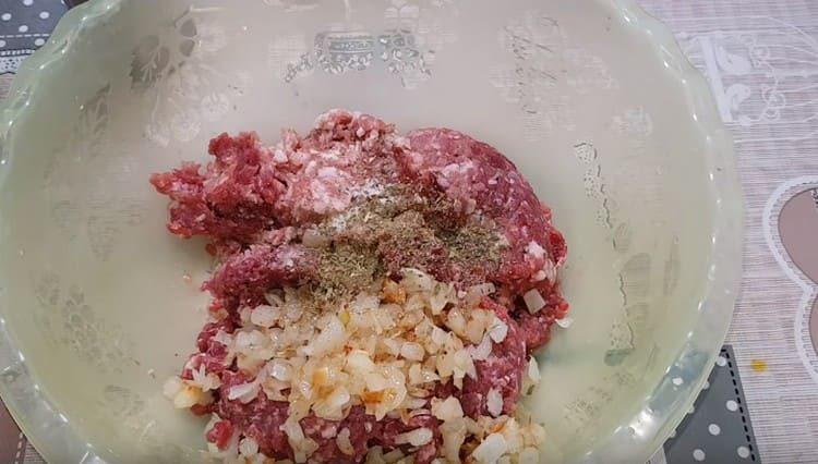 amestecați carnea tocată cu ceapa prăjită, sarea și condimentele.