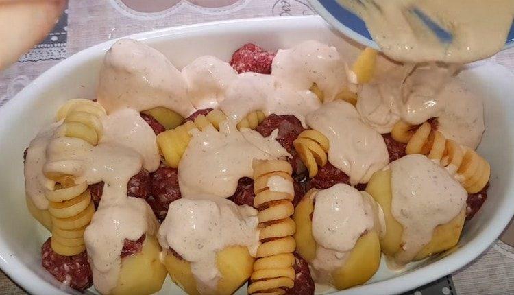 Сложете картофите в тава за печене и залейте със соса.