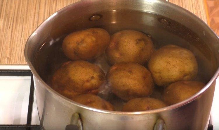Prima fai bollire le patate con la buccia con la buccia fino a metà.