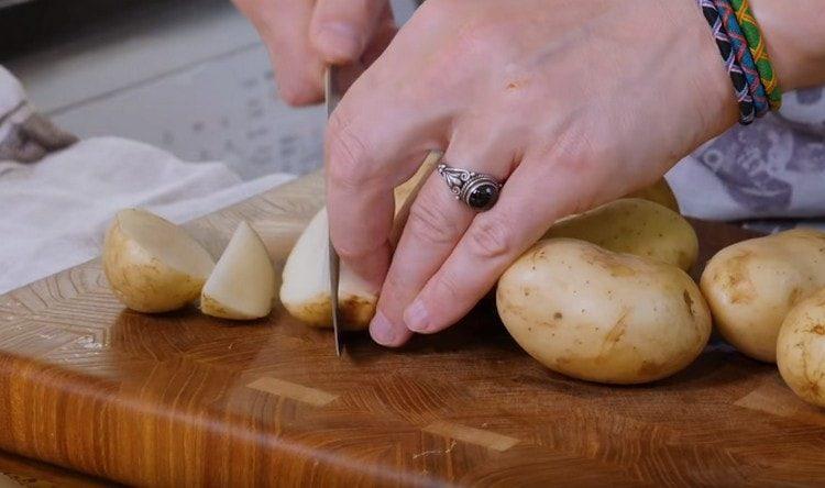 Картофите, нарязани на филийки.