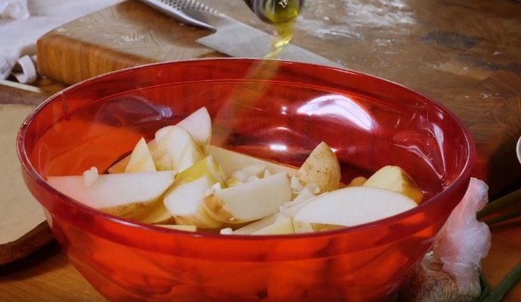 Подправете картофите със зехтин и разбъркайте.