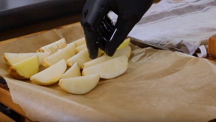 položení plechu na pečení s pergamenem, položte na něj brambory.