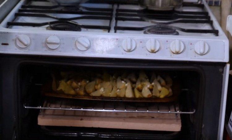 Metti la teglia con le patate al forno.