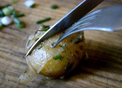Карто Mladý brambor s hrudníkem v troubě
