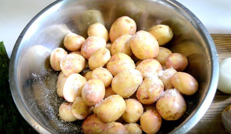 Ilagay ang patatas sa isang mangkok, asin.