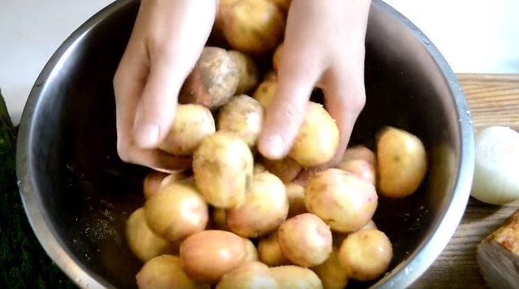 Добавете подправките, растителното масло и разбъркайте добре картофите.